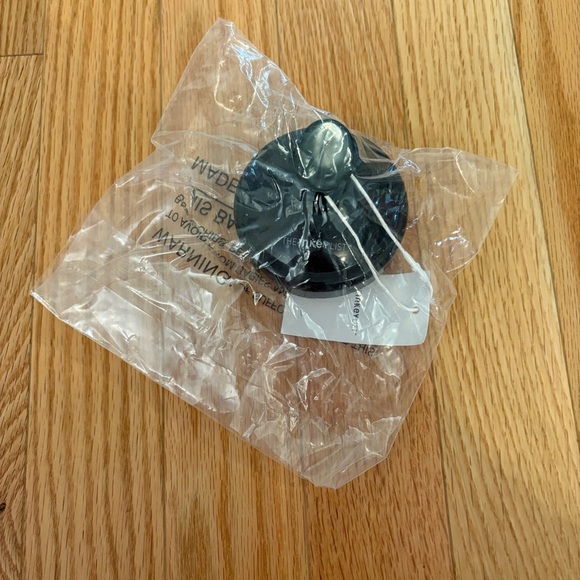 The Inkey List Silicone Scalp Massager - Picture 4 of 4